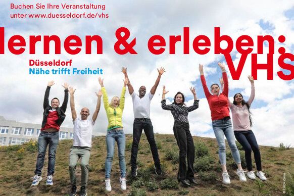 Das VHS-Programm für das 1. Halbjahr 2022. Eine Gruppe von Menschen springt freudig mit erhobenen Händen.