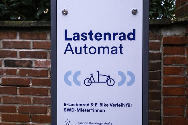 E-Lastenrad Automat - Informationsschild für einen Automaten, der E-Lastenräder und E-Bikes für Mieter einer Wohnsiedlung in Düsseldorf anbietet.