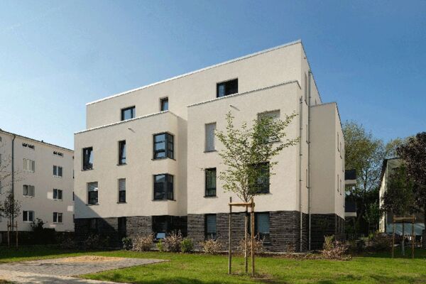 Ein Foto einer neuen, modernen Wohnanlage in Flingern, das die Entwicklung zeitgemäßer Wohnräume in einem städtischen Umfeld illustriert.