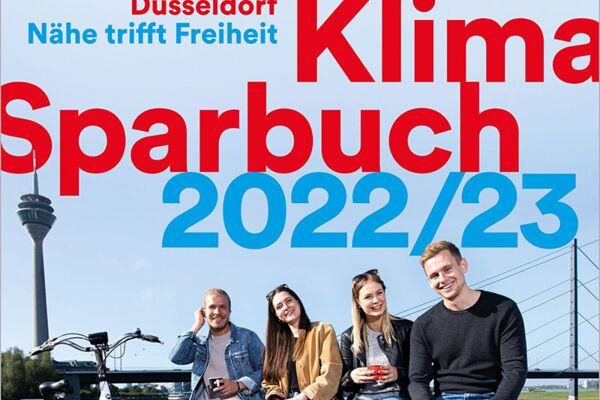 Ein Cover für das "Klimasparbuch 2022/23" mit einer Gruppe junger Menschen vor einer städtischen Kulisse in Düsseldorf, die das Thema Klimaschutz und nachhaltige Mobilität in der Stadt veranschaulicht.