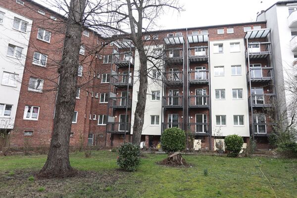 Neuer Look für einen sanierten Wohnblock in Düsseldorf Burghof, der moderne Wohnungen in einem städtischen Umfeld zeigt.