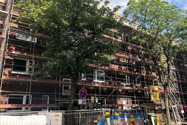 Großes Baugerüst vor einem Altbau, das auf eine umfassende Sanierung der Fassade schließen lässt.