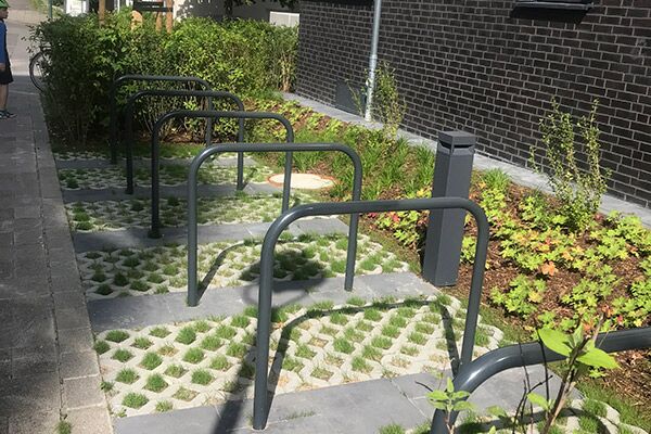 Großzügig gestaltete Tiefgarage in einem Neubau, sauber und übersichtlich mit markierten Parkflächen.