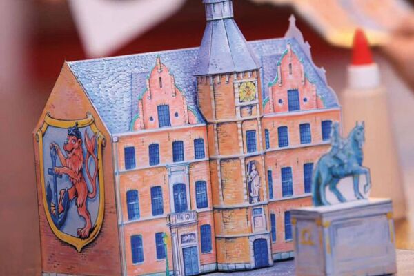 Ein detailliert gestaltetes Papiermodell, das eine historische Architektur mit Wappen und Statue darstellt, perfekt für Bastel- und Geschichtsfreunde.
