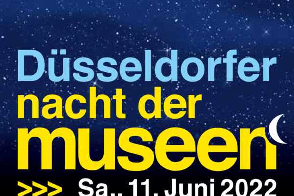 Ein Werbeplakat für die Düsseldorfer Nacht der Museen am 11. Juni 2022, das Sterne und den Mond in der Nacht darstellt, um die abendliche und kulturelle Atmosphäre des Events zu betonen.
