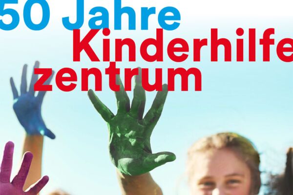 Ein farbenfrohes Werbeplakat zur Feier von 50 Jahren Kinderhilfezentrum, mit Kindern, die fröhlich bemalte Hände in die Luft strecken.