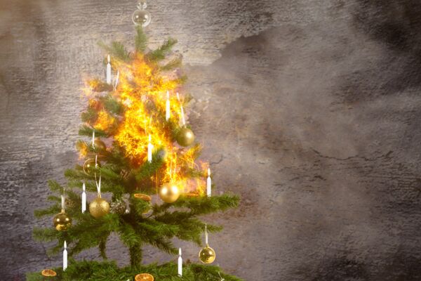 Ein Weihnachtsbaum in Flammen, als Symbol für Brandgefahr in der Weihnachtszeit.