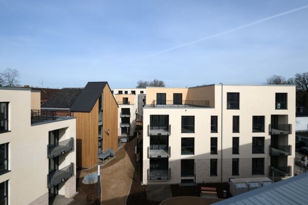 Ein zeitgemäß gestalteter Wohnkomplex mit hellen Fassaden, großzügigen Balkonen und gut gepflegten Außenbereichen.