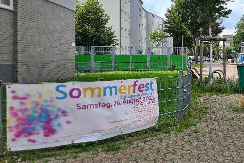 Ein Banner, das zu einem Sommerfest im August einlädt, mit bunten, einladenden Grafiken und Informationen zu Datum und Ort.