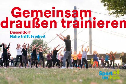 Gruppen von Menschen trainieren gemeinsam im Freien im Rahmen von "Sport im Park" in Düsseldorf. Eine lebhafte Atmosphäre, die Fitness und Gemeinschaft im Grünen zeigt.