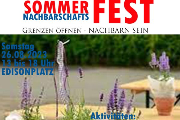 Ein Plakat, das zu einem Sommerfest einlädt, mit bunten Blumen und Informationen zur Veranstaltung.