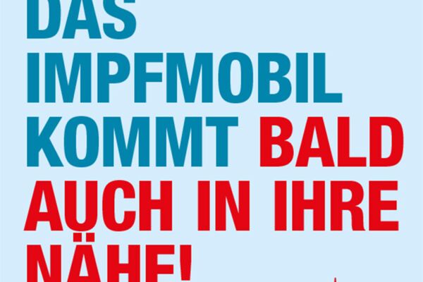 Ein Werbeplakat, das die baldige Ankunft eines Impfmobiles in verschiedenen Stadtteilen ankündigt, um die Zugänglichkeit von Gesundheitsdiensten zu verbessern.
