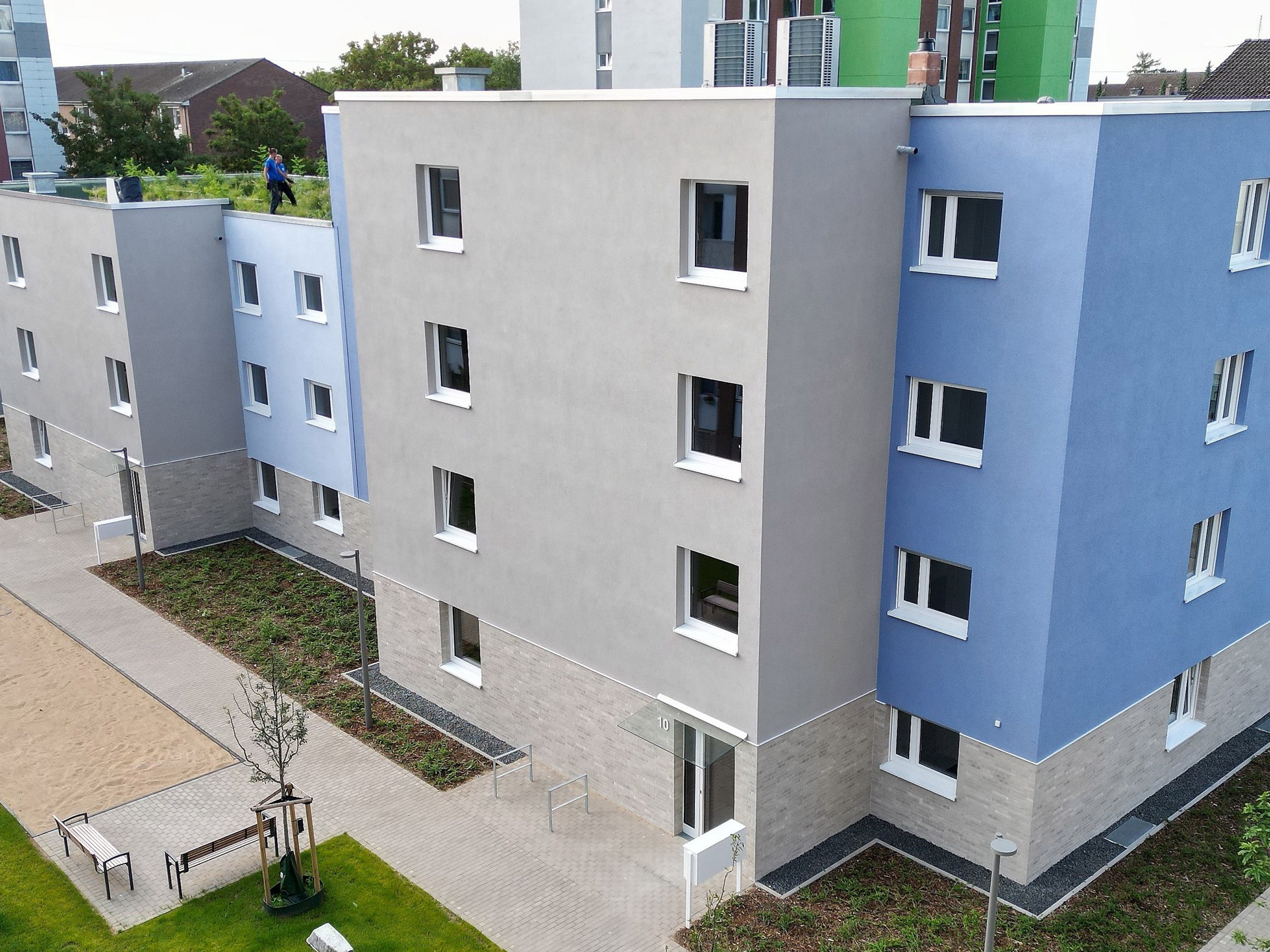 Innovative Gestaltung eines städtischen Wohnblocks mit dynamischen Fassaden und integrierten Grünflächen zur Steigerung der Wohnqualität.