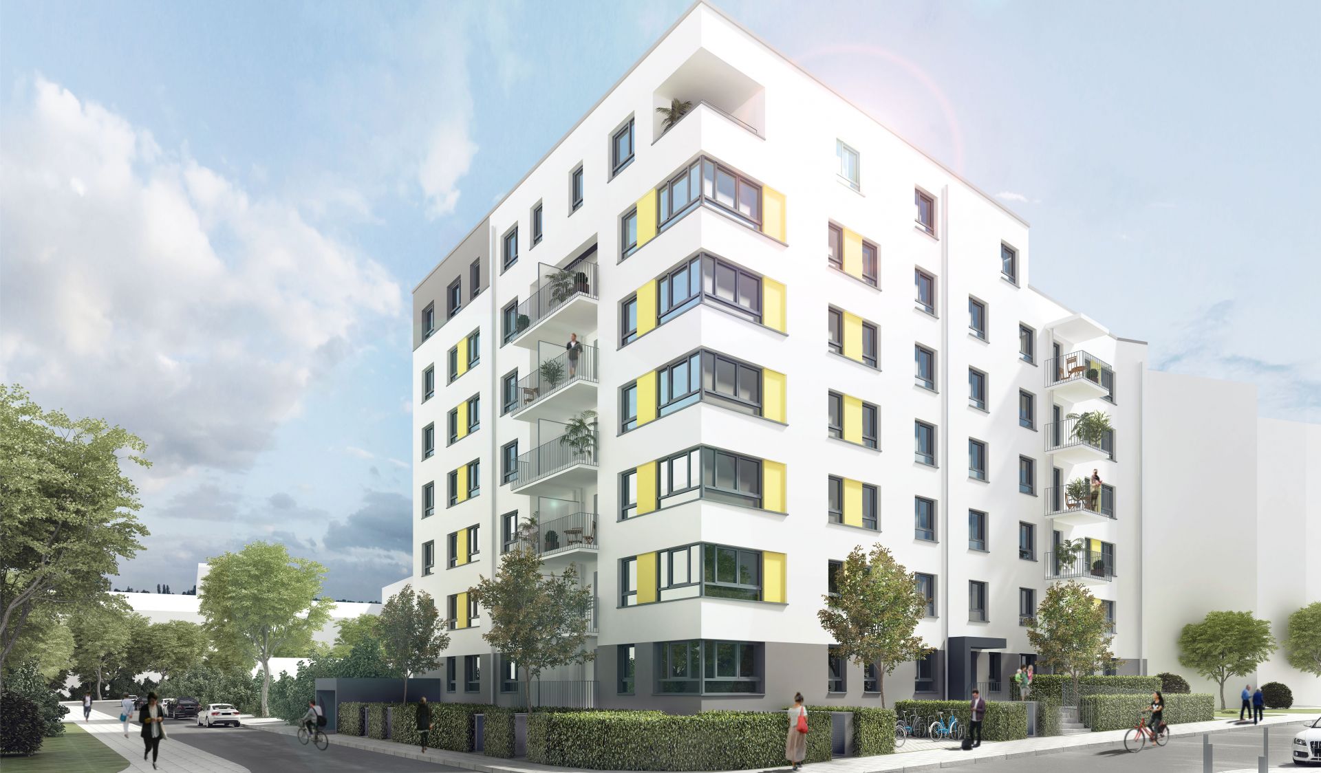 Mehrfamilienhaus mit großem Garten und gepflegtem Rasen unter klarem blauem Himmel.