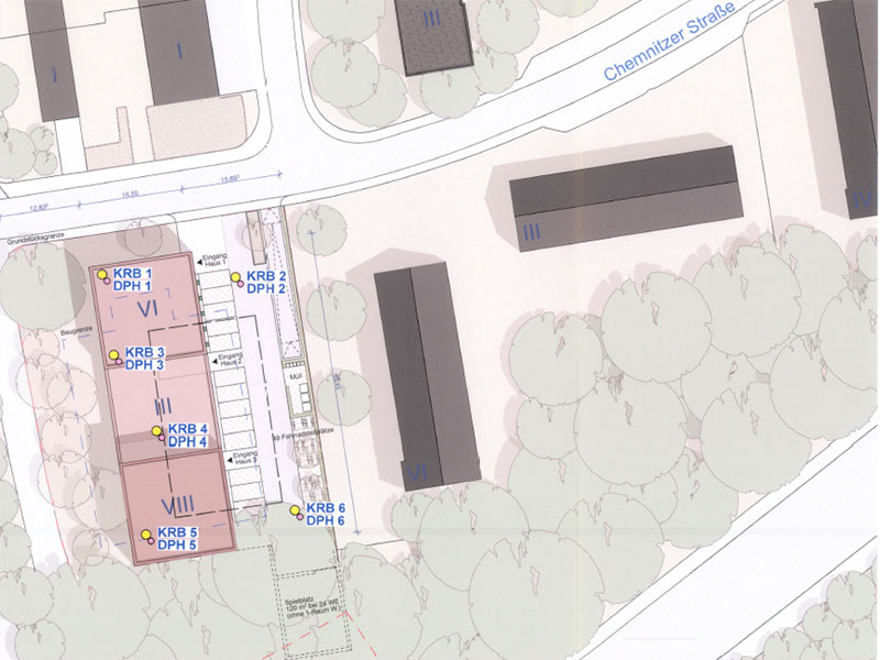 Detaillierte Bauplan-Illustration, die mehrere Einheiten auf einem geplanten Bauprojekt entlang einer Hauptstraße zeigt, perfekt für Bauprojekte und Stadtplanungsdokumentationen.