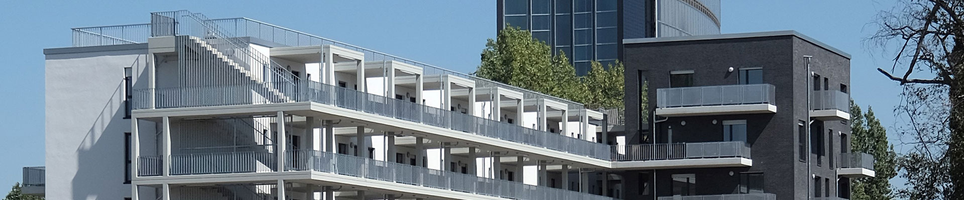 Zeitgenössisches Wohngebäude in der Löbbeckest mit einer Kombination aus offenen und geschlossenen Balkonen, die strukturelle Vielfalt bieten.