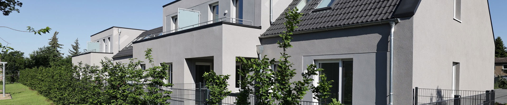 Neubau von Reihenhäusern im Zeisigweg. Jedes Haus verfügt über eigene kleine Gärten und Terrassen, die Privatsphäre bieten.